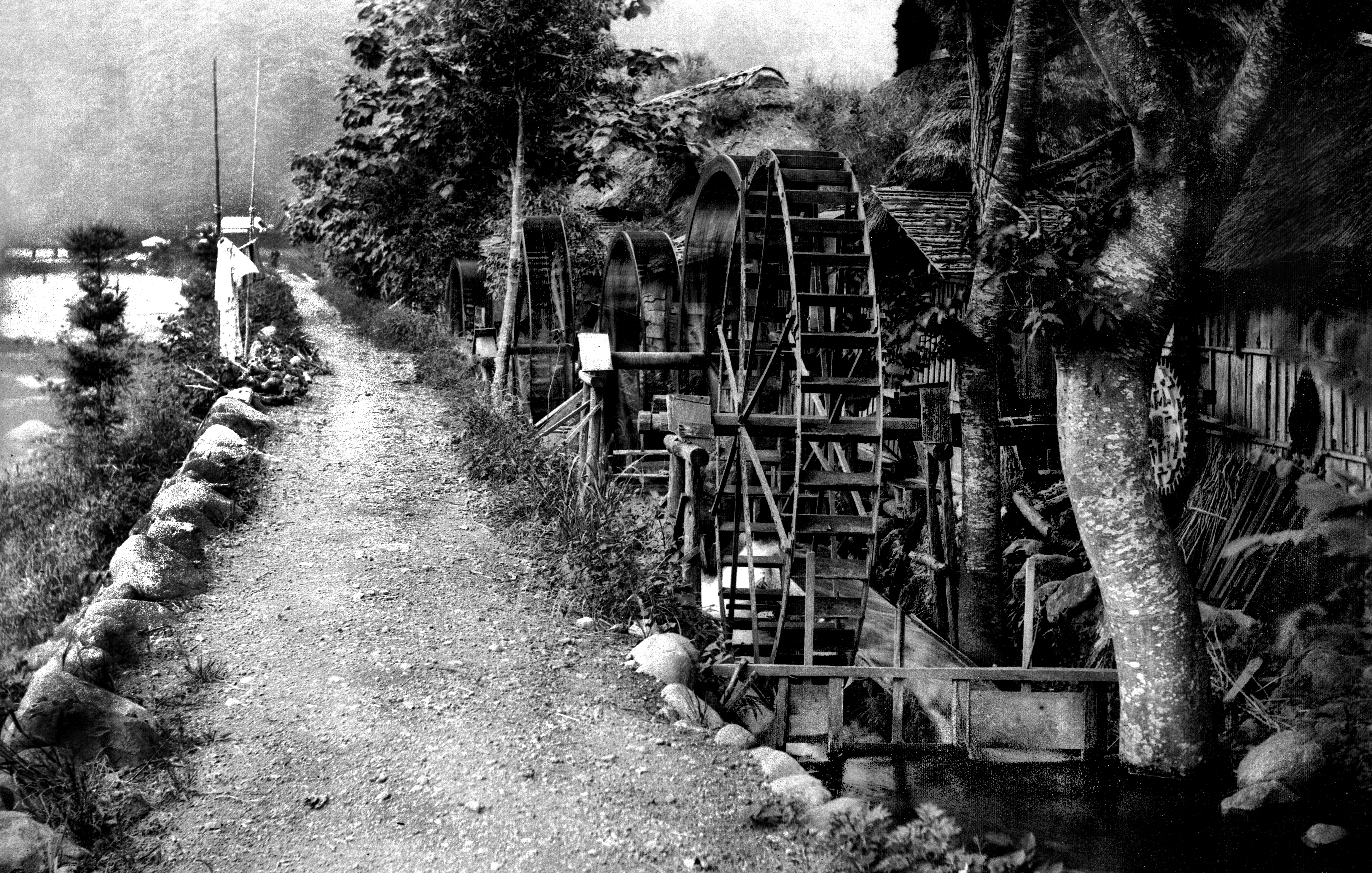 昭和初期の撚糸業を支える水車