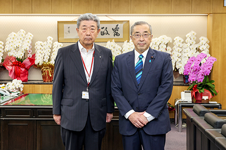 吉田会長（左）と鈴木総務大臣（右）