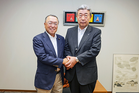 宮沢税制調査会長（左）