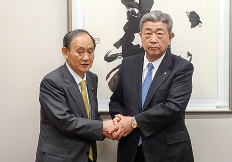 菅前内閣総理大臣（左）