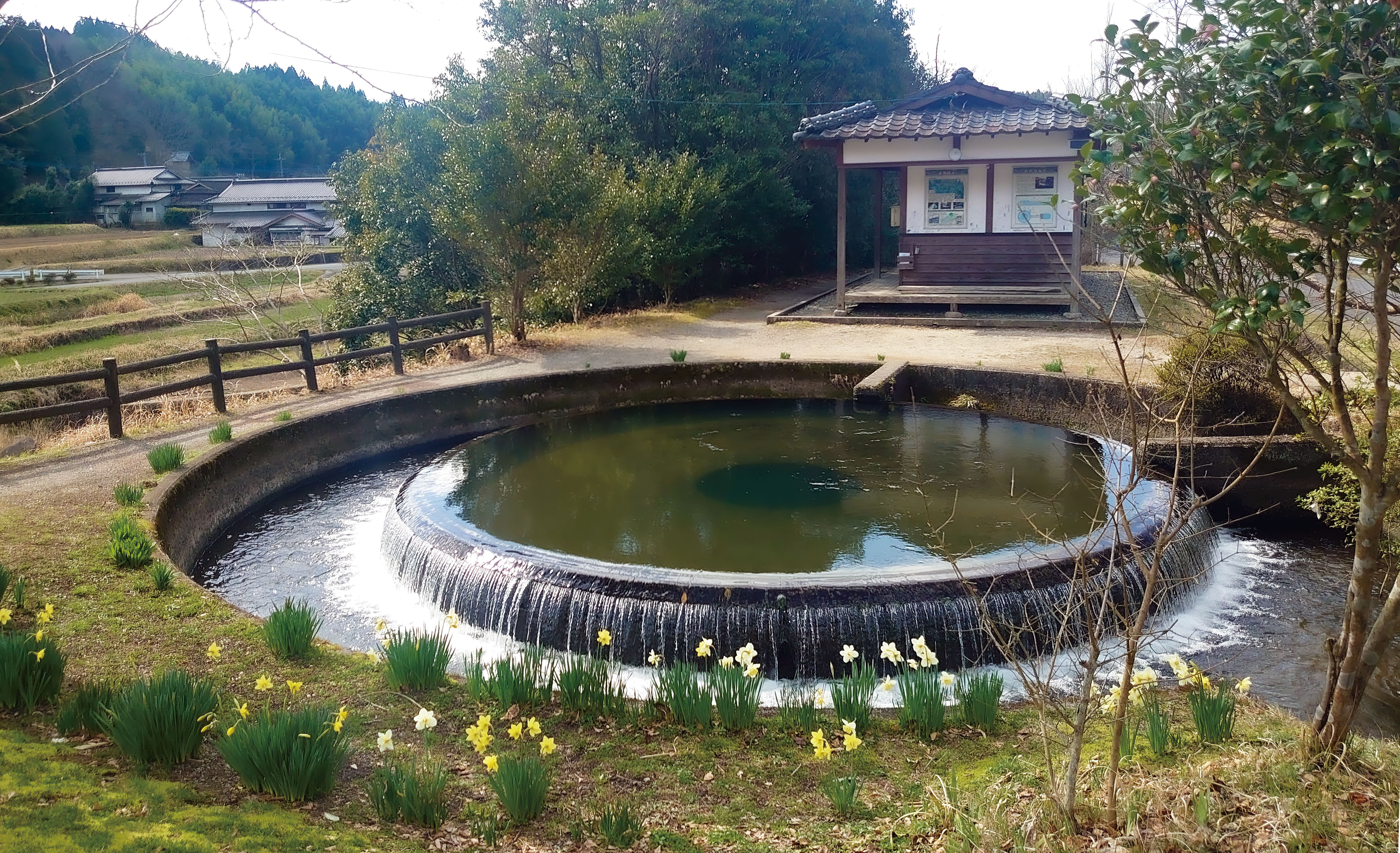 周囲の風景に溶け込んだ熊本県山都町の小笹円形分水<