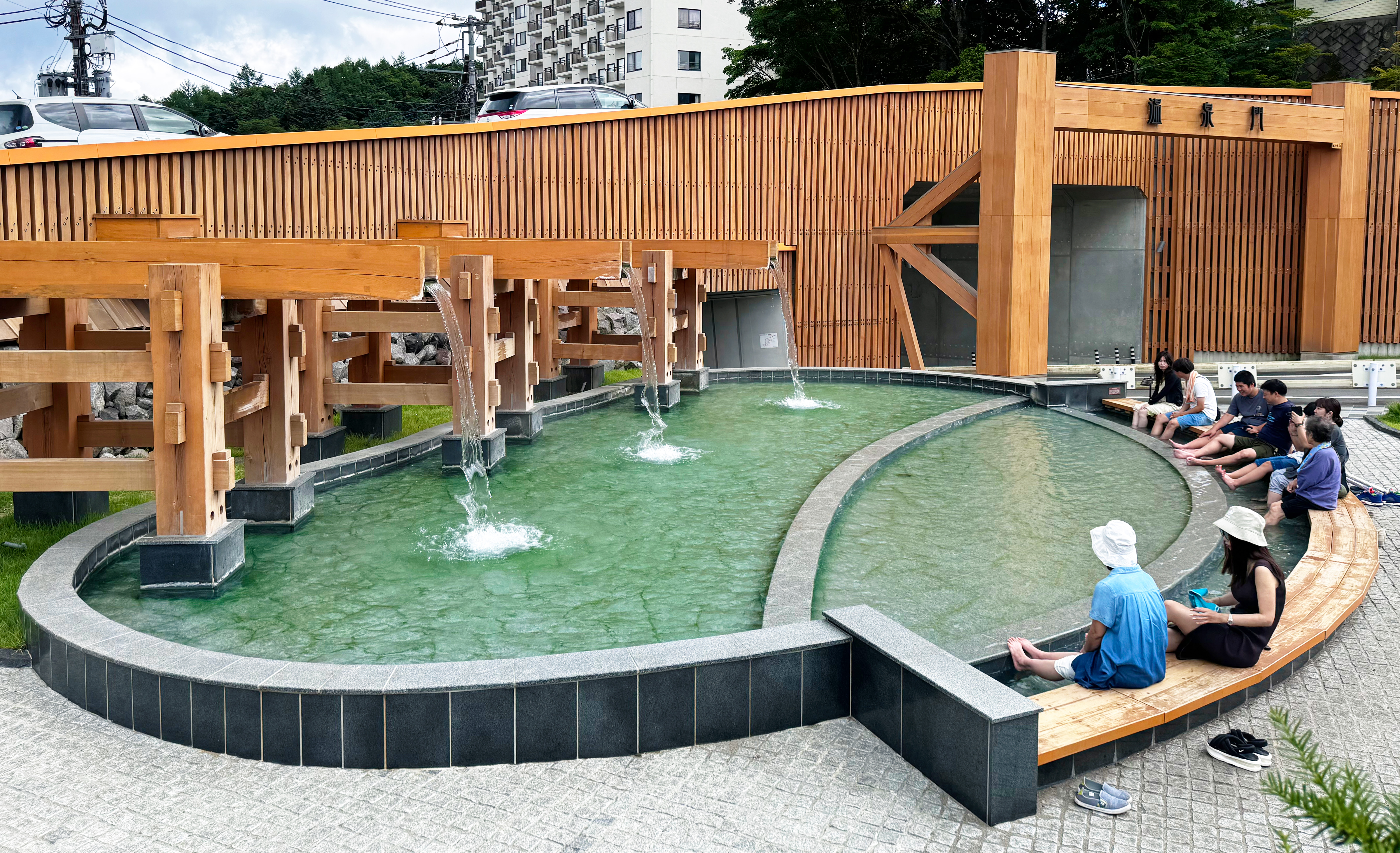 2023年10月に完成した新たなシンボル「温泉門」