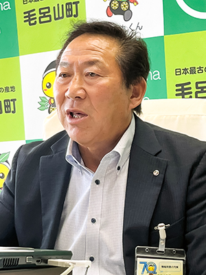 発言する井上財政委員長