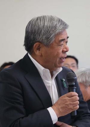 挨拶に立つ棚野会長