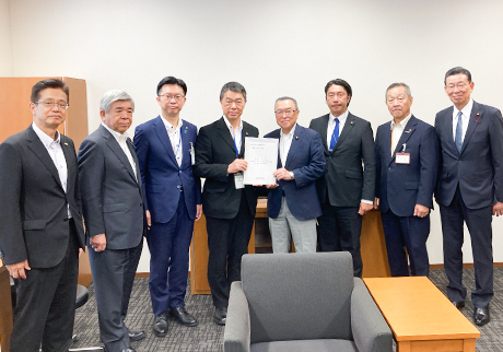 宮沢税制調査会長（右から４番目）に要請する棚野会長（左から２番目）