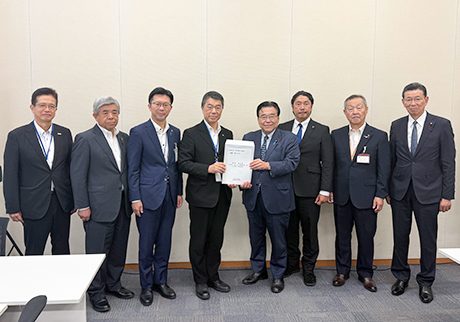 後藤税制調査会小委員長（右から４番目）に要請する棚野会長（左から２番目）