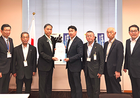 斎藤政務調査会長（中央）に要請する岩田副会長・会長代行（左から２人目）