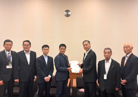山添政策委員長（左から３人目）と辰巳衆議院国会対策副委員長（中央）に 要請する岩田副会長・会長代行（右から２人目）