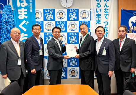 浜口政務調査会長（左から３人目）に要請する 井上財政委員長（右から２人目）