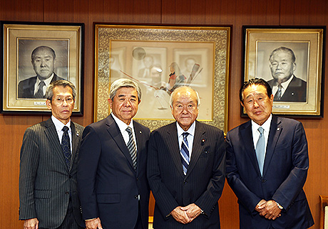 左から池田会長代行、棚野会長、鈴木幹事長、鈴木会長代行