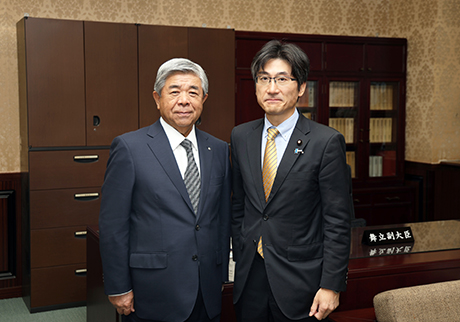 舞立副大臣（右）