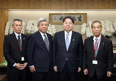 左から池田会長代行、棚野会長、林大臣、岩田会長代行