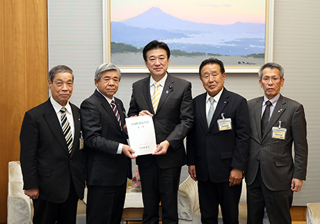 木原内閣官房長官(中央)