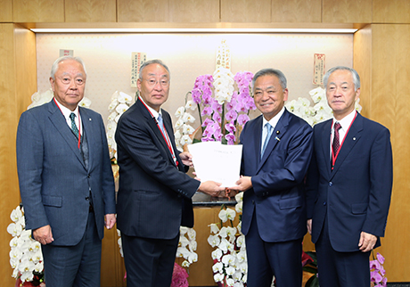 高橋総務副大臣(右から2人目)