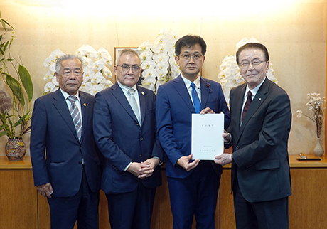 仁木厚生労働副大臣(右から2人目)