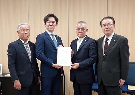川崎デジタル大臣政務官(右から3人目)