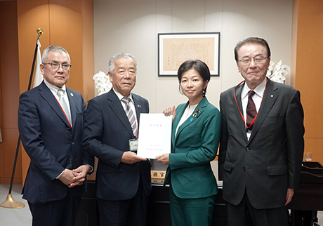福田文部科学大臣政務官(右から2人目)