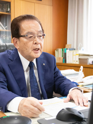 発言する美浦行政委員長 （オンライン出席）