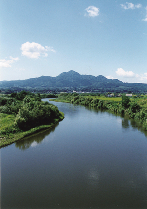 雄大な名久井岳と母なる馬渕川の流れの風景写真