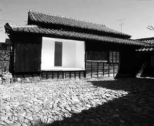 築百年の空き家を作品かした「大葉邸」平田五郎作の写真