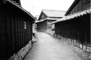 「三河湾の黒真珠」と称される西港集落の家並み・路地の写真