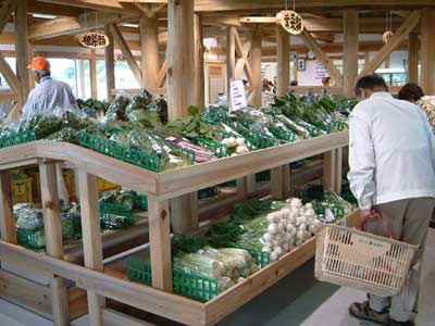 夢販売所に並ぶ新鮮な農産物の様子の写真