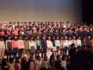 小中学生の合同合唱会の写真