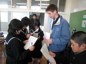 リオビスタの中学生に英語でインタビューの写真