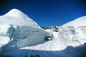 積雪量が通常でも3メートルに達する日本有数の豪雪地帯の様子の写真