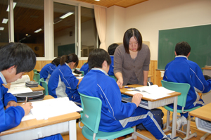 「東通村学習塾」での授業風景の写真