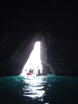 シーカヤックで海上洞窟へ向かう写真