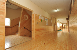 木質化した学校の廊下の写真