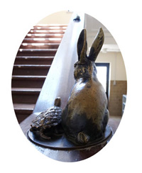 ウサギとカメの像の写真