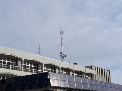 役場庁舎屋上に設置されたＷＩＭＡＸ基地局の写真