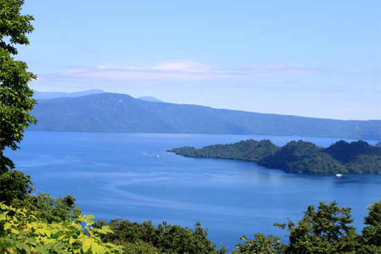 新緑の十和田湖の写真