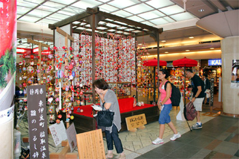 京の七夕・ＺＥＳＴ会場「日本三大つるし飾り」の様子の写真