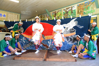 伝統芸能イベントで八木沢番楽を披露する中学生の写真