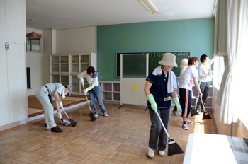 会期前に行われた清掃ワークショップ（旧沖田面小学校）の写真