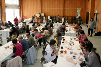収穫したばかりの徳川将軍家御膳米大試食会の様子の写真