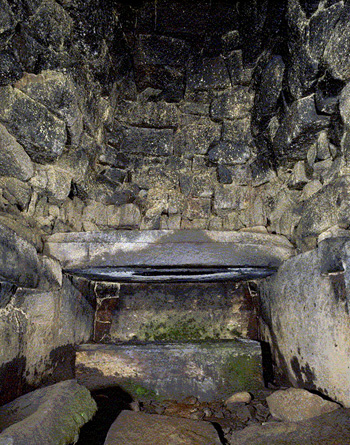 大野窟古墳の石室（玄室）に納められた石棺の写真