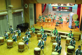 全校生徒による白鳳太鼓演奏の写真