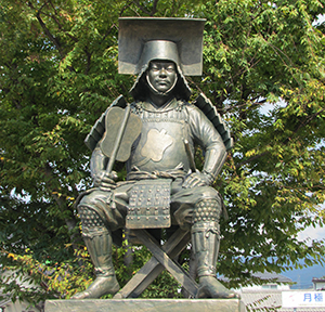 駅前に立つ竹中半兵衛公銅像の写真