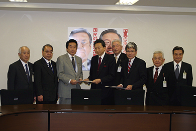 近藤副会長（左）と鳩山民主党幹事長