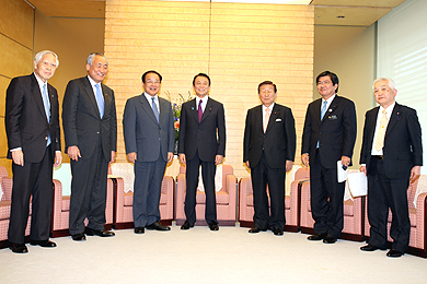 総理に要請する地方六団体代表（左端が山本全国町村会長）