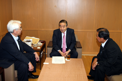 園田自民党政調会長代理に要請する望月政調委員(左)と吉岡政調委員(右)その１