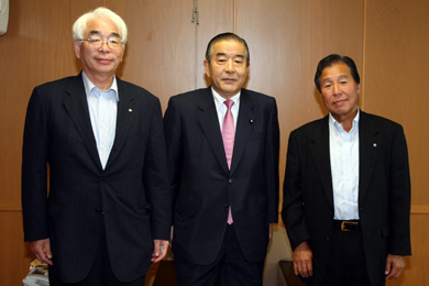 園田自民党政調会長代理に要請する望月政調委員(左)と吉岡政調委員(右)その２