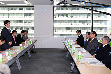 川田副会長(右)はじめ六団体代表に挨拶する原口大臣(左)