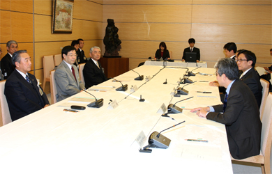 会議に出席する古木副会長（左から3人目）