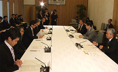 会議に出席する古木副会長（右端）