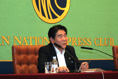 日本記者クラブで講演する藤原会長の写真